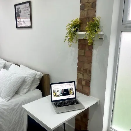 Great Studio Near Airport - Super Host 2 Years Running! Luton  Exterior photo