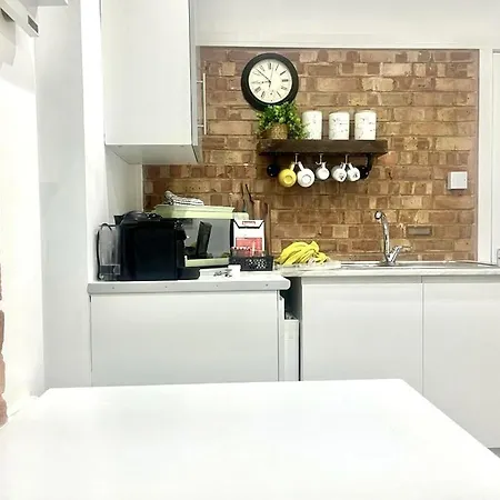 Great Studio Near Airport - Super Host 2 Years Running! Luton  Exterior photo