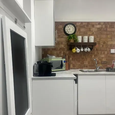 Great Studio Near Airport - Super Host 2 Years Running! Luton  Exterior photo