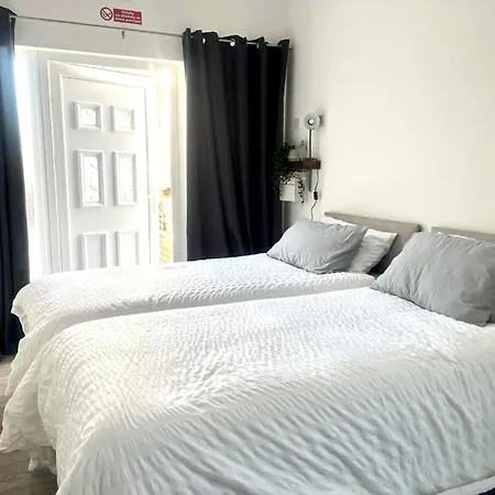 Great Studio Near Airport - Super Host 2 Years Running! Luton  Exterior photo