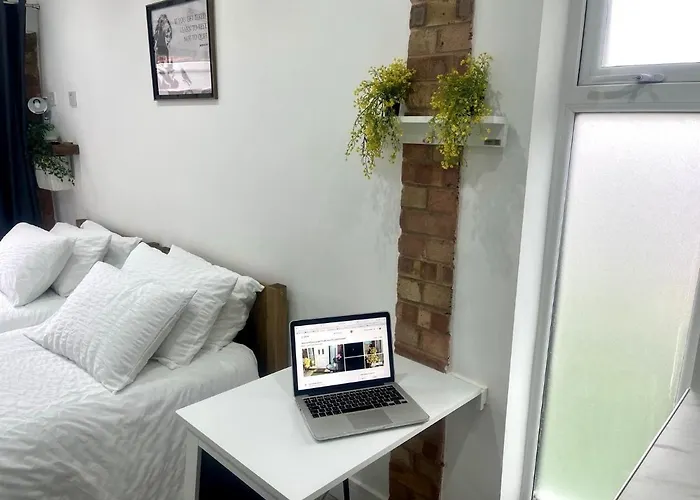 Great Studio Near Airport - Super Host 2 Years Running!