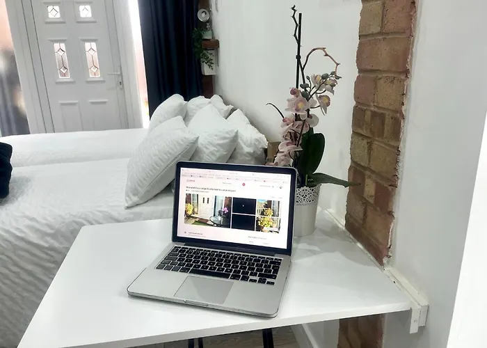 Great Studio Near Airport - Super Host 2 Years Running!