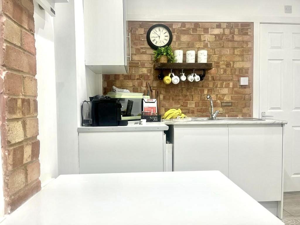 Great Near Airport - Super Host 2 Years Running! Apartment