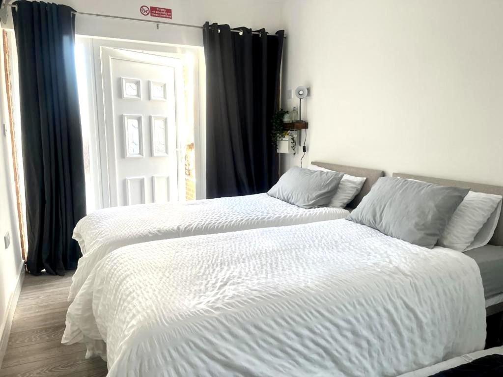 Great Near Airport - Super Host 2 Years Running! Apartment *