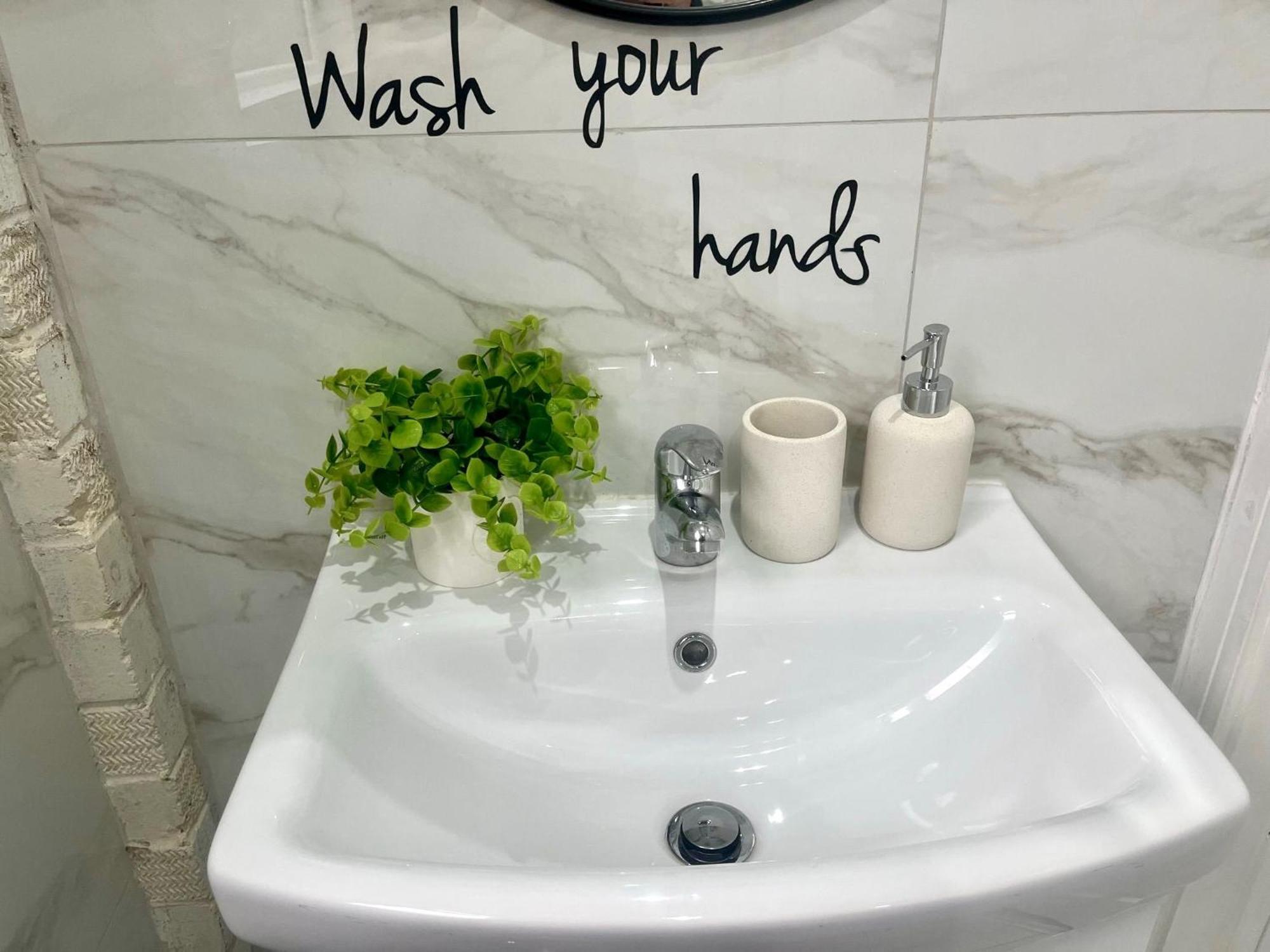 Great Near Airport - Super Host 2 Years Running! Apartment